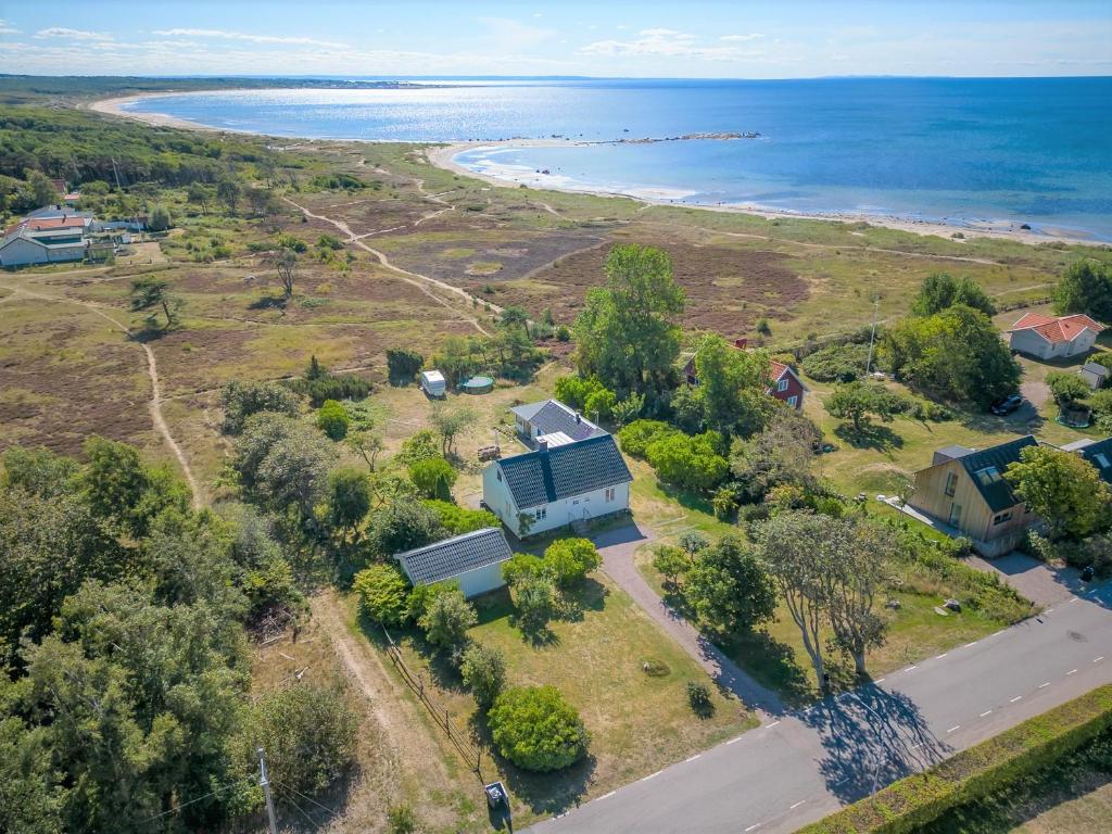 - une vue aérienne sur une maison et la plage dans l'établissement Haverdal Villa och sommarstuga, à Haverdal