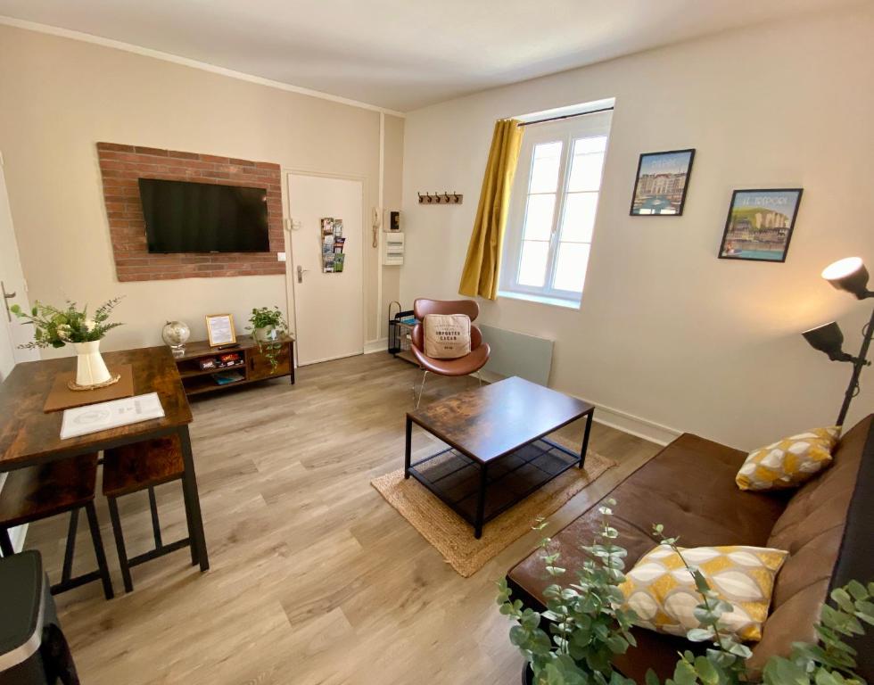 un salon avec un canapé et une table dans l'établissement La Suite Saint Jacques - Coeur de Dieppe - 4 personnes, à Dieppe