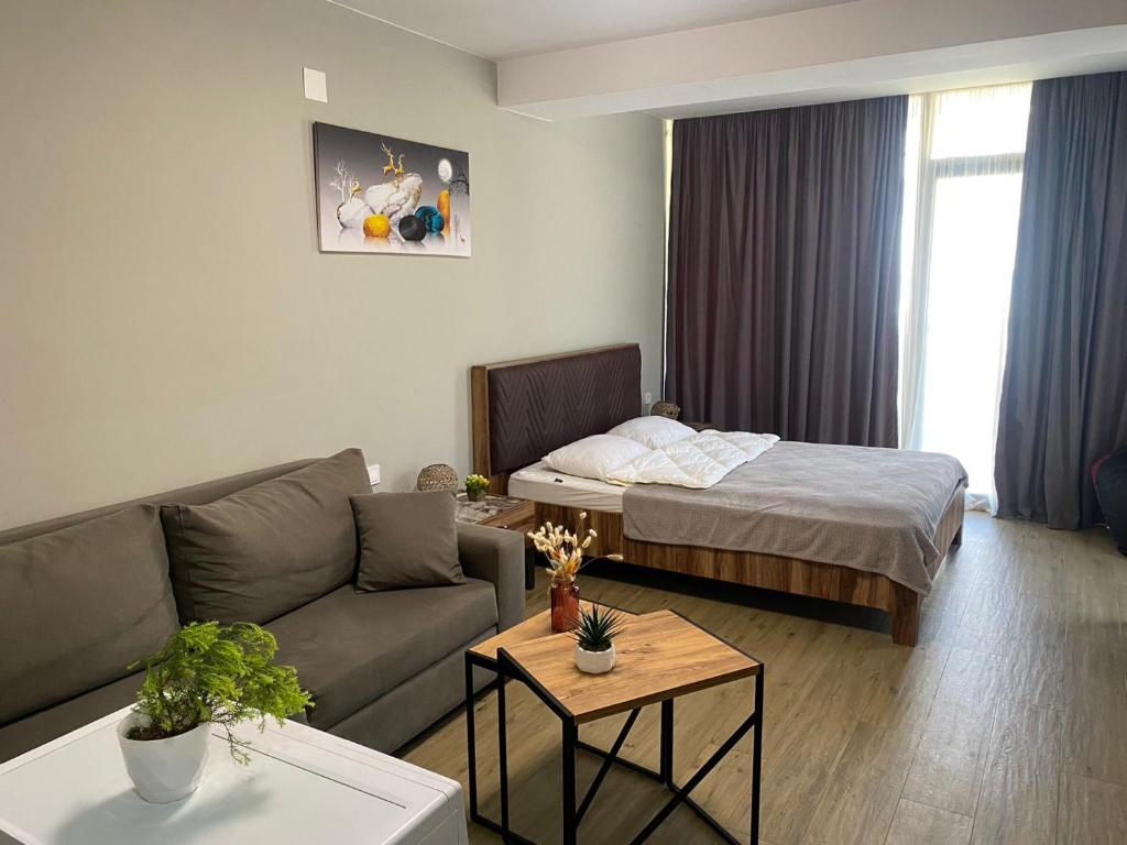 Postel nebo postele na pokoji v ubytování Didveli Gallery B-211