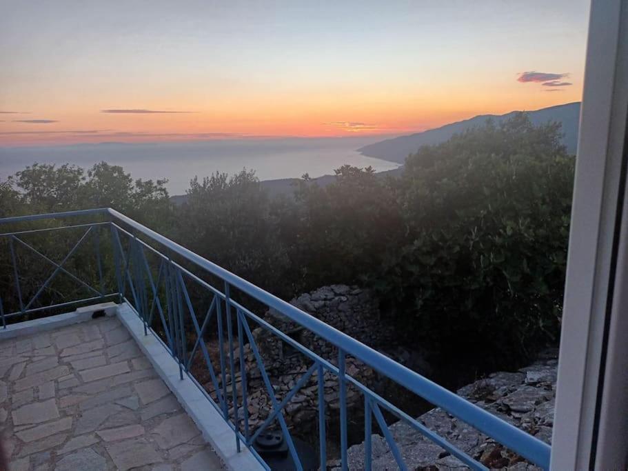 uma vista para o oceano a partir de uma varanda ao pôr-do-sol em Frantato Seaview em Akamatra