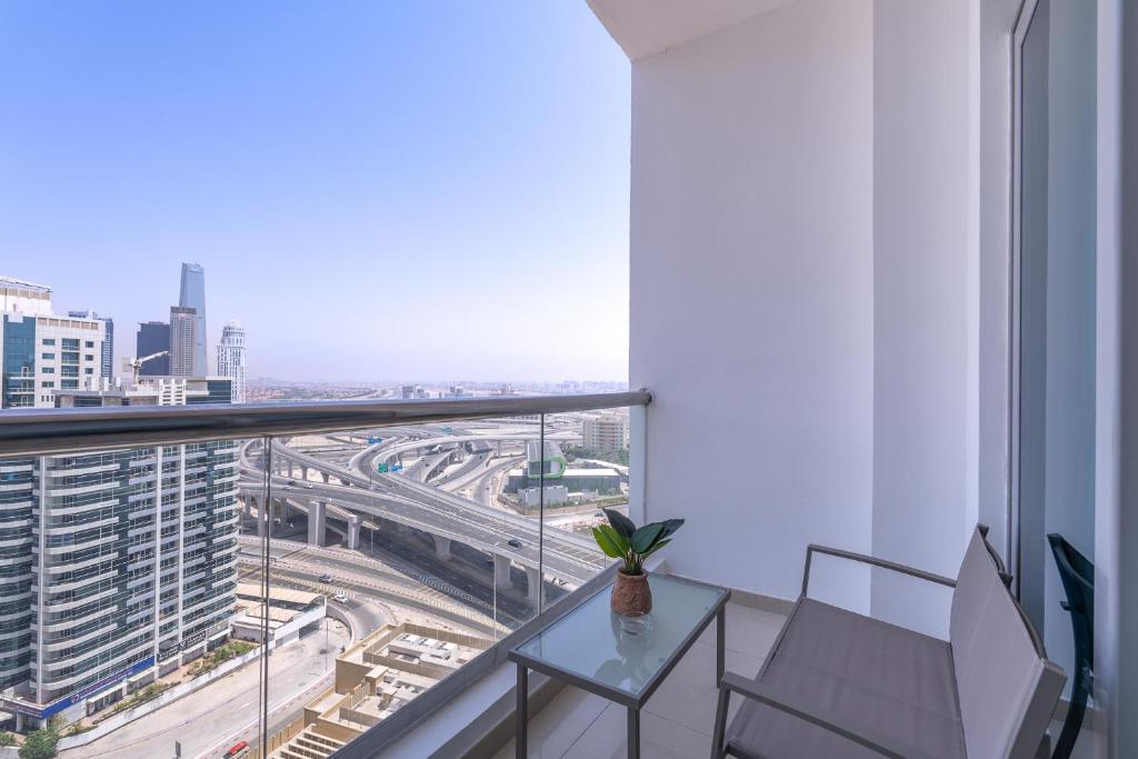 Fotografie z fotogalerie ubytování Seaside serenity Stylish Marine-Themed Apartment v Dubaji