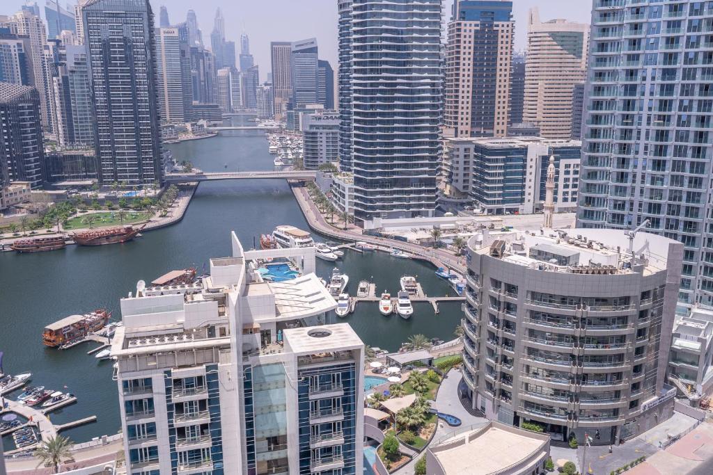 Fotografie z fotogalerie ubytování Seaside serenity Stylish Marine-Themed Apartment v Dubaji