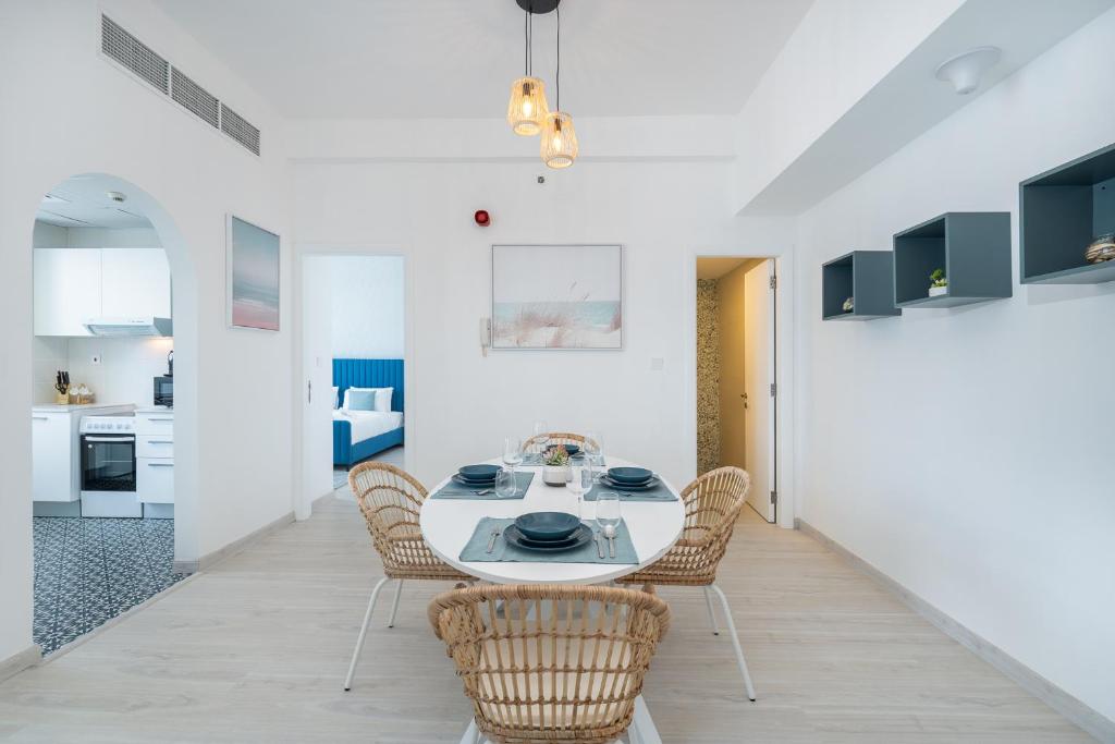 Fotografie z fotogalerie ubytování Seaside serenity Stylish Marine-Themed Apartment v Dubaji