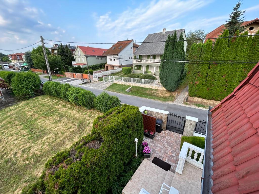 widok z lotu ptaka na dom z podwórkiem w obiekcie József Apartments House w Zalakaros