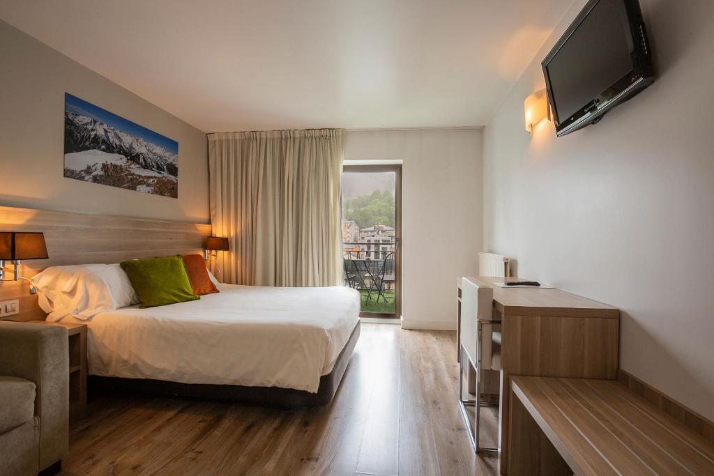 a hotel room with a bed and a television at Hotel Del Pui in La Massana