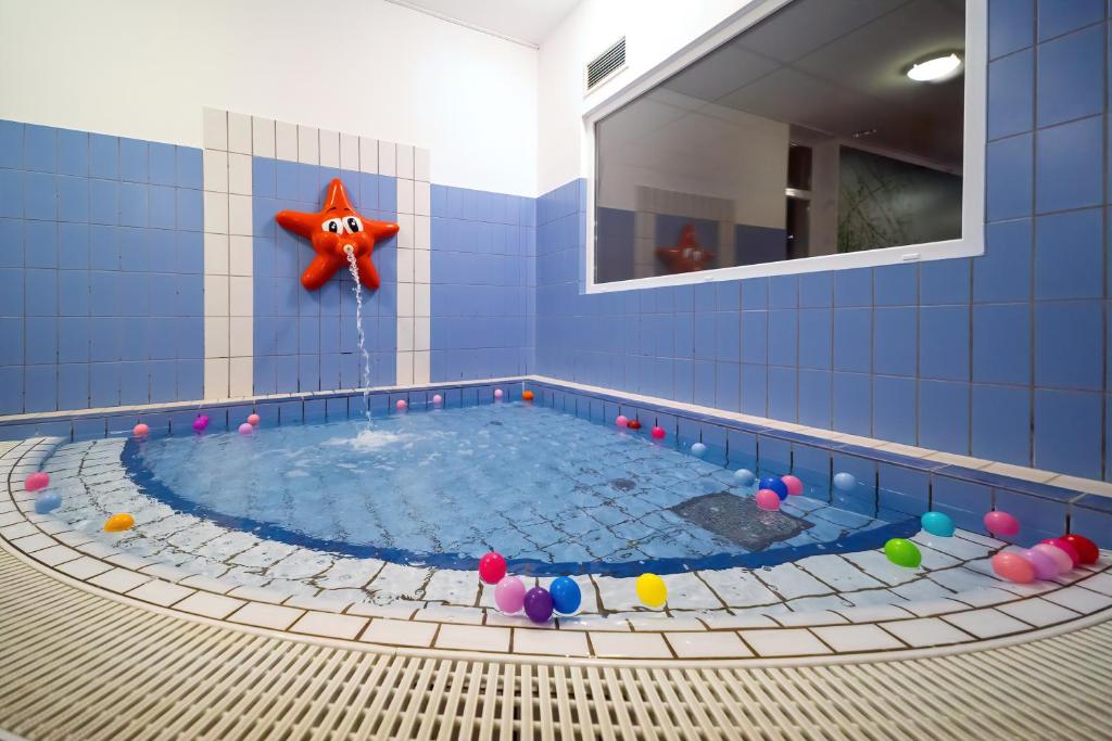 Bazén v ubytování Napfény Hotel nebo v jeho okolí