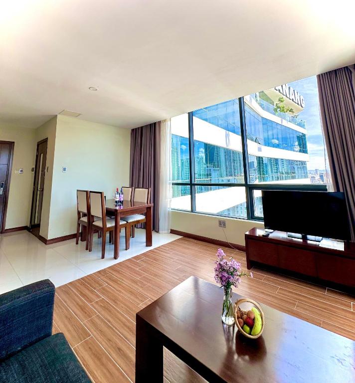 TV a/nebo společenská místnost v ubytování Avatar Danang Hotel