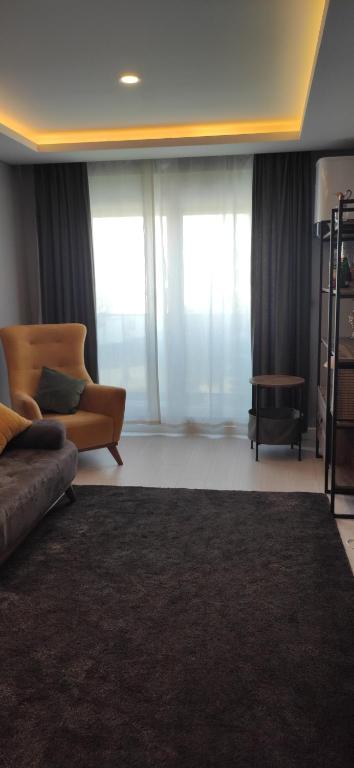 een woonkamer met een bank en een tapijt bij Konyaaltı ANTALYA in Antalya
