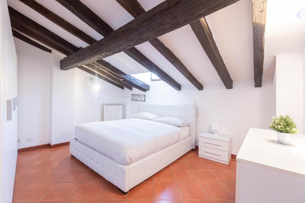 Beautiful penthouse in city center with balcony, Bologna (updated