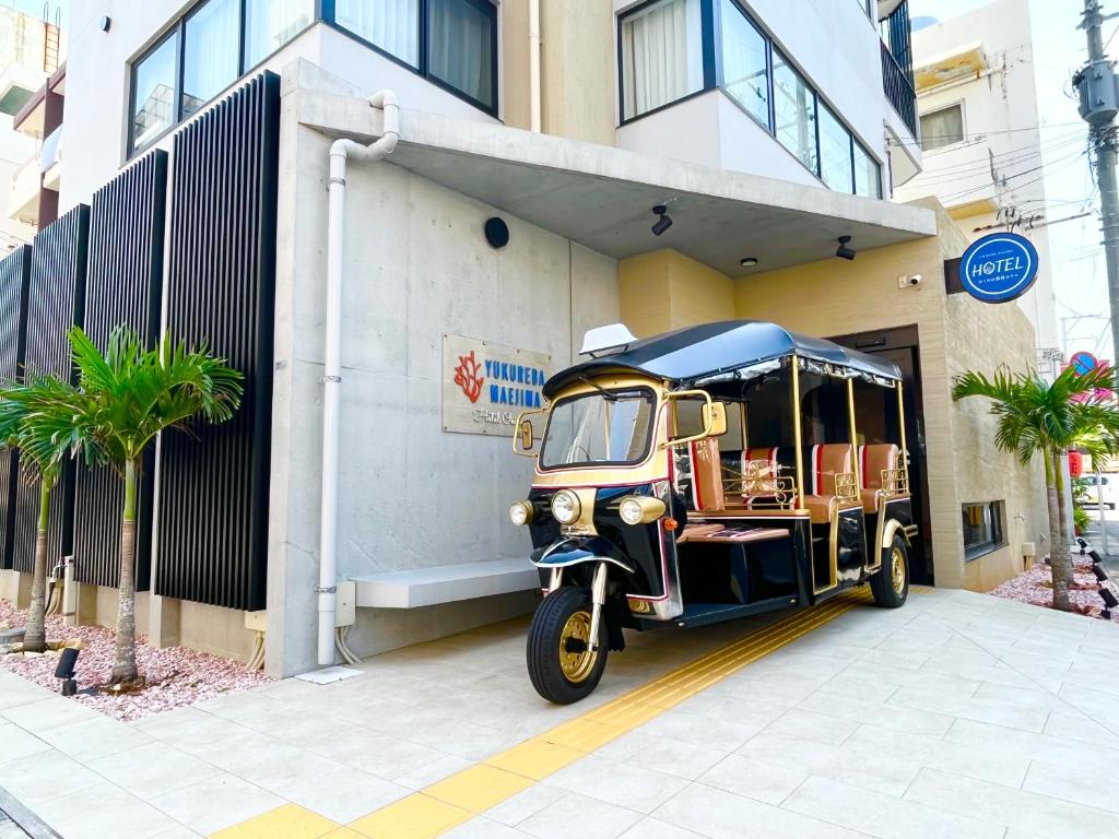 那覇市にあるゆくれば前島ホテルの建物前に停車した古いトラック