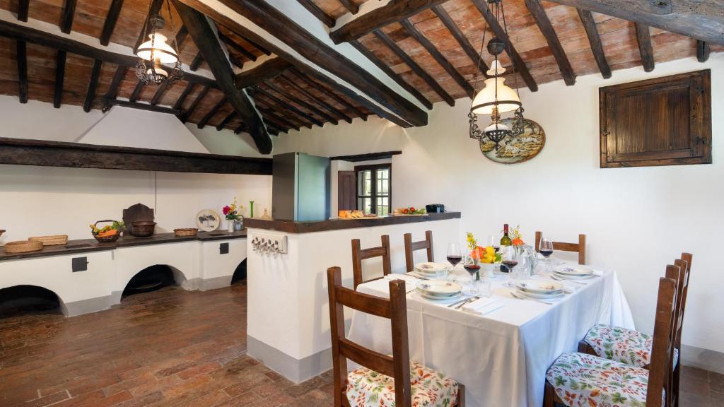 une cuisine et une salle à manger avec une table et des chaises dans l'établissement Crognole 6, Emma Villas, à Radda in Chianti