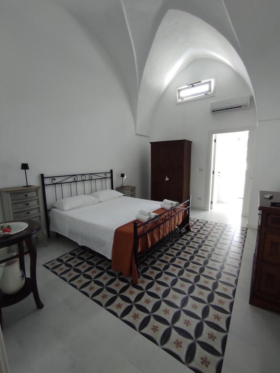 Schlafzimmer mit einem Bett, einem Tisch und einem Fenster in der Unterkunft Dimora Collina 3 in Sannicola