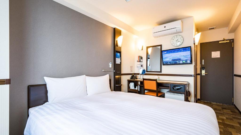 Postel nebo postele na pokoji v ubytování Toyoko Inn Hikone eki Higashi guchi