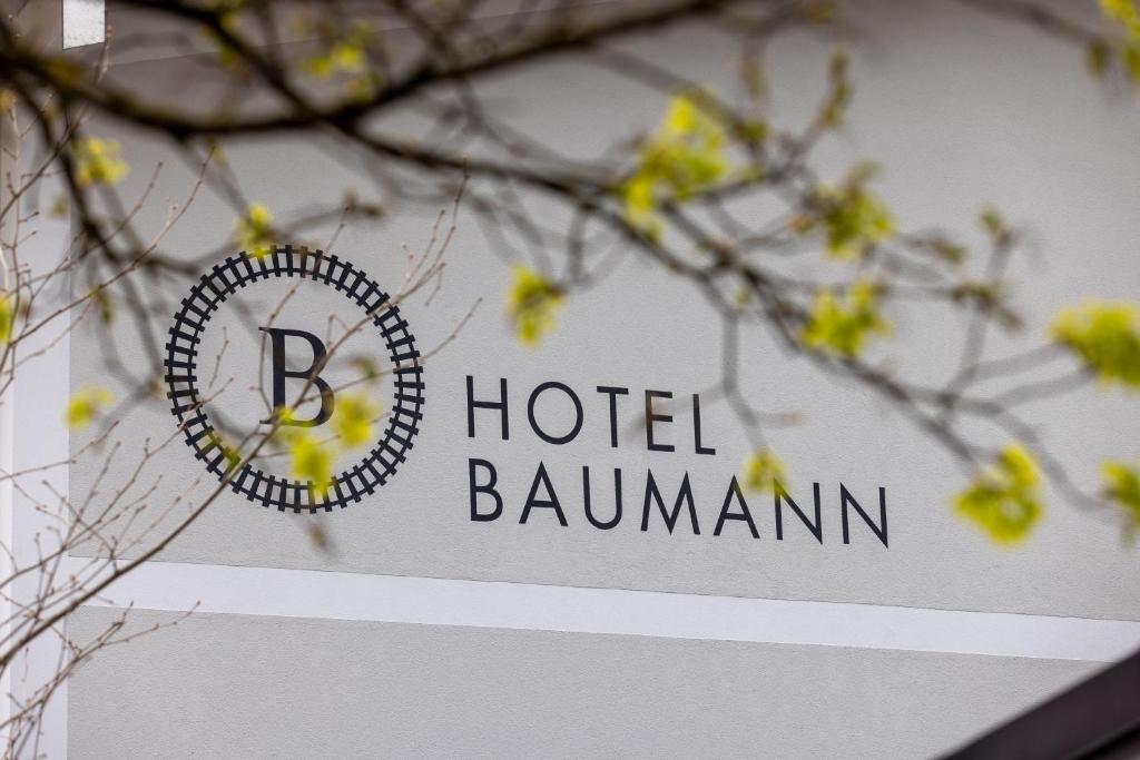 una señal para un hotel banannanan en un edificio en Hotel Baumann en Otterfing