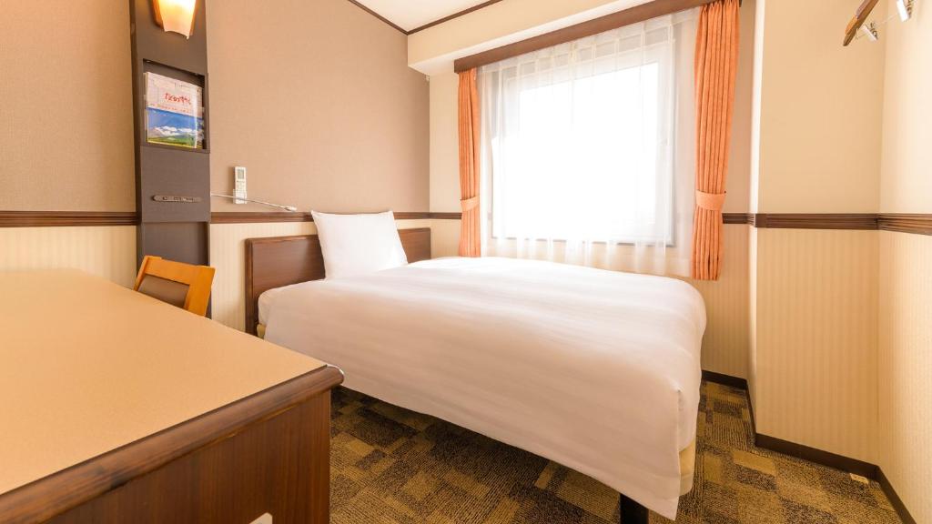 Postel nebo postele na pokoji v ubytování Toyoko Inn Hikone eki Higashi guchi