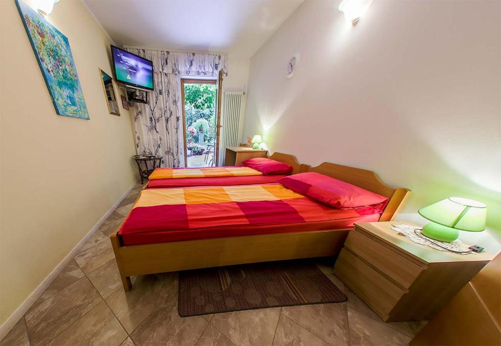 Postel nebo postele na pokoji v ubytování SOBE Andrejina