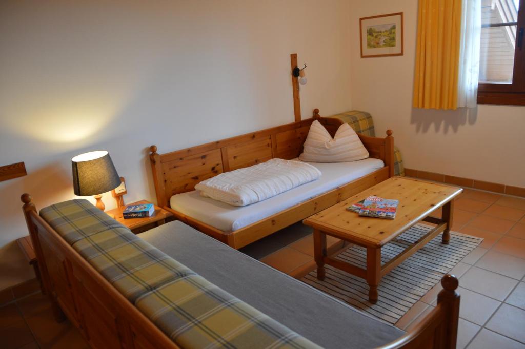 - une chambre avec un lit, une table et un canapé dans l'établissement Panorama Apartment Gerlitzen, à Treffen