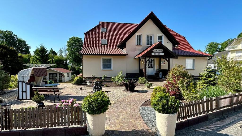 uma casa com uma cerca em frente em Pension Hanni em Ostseebad Sellin