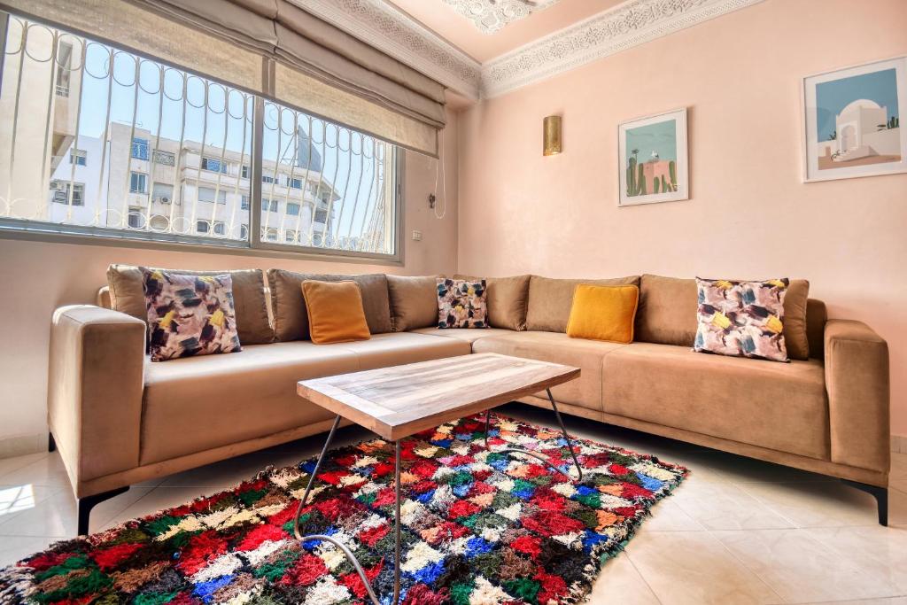 sala de estar con sofá y mesa en FAR - Down Town - 5 PX en Agadir