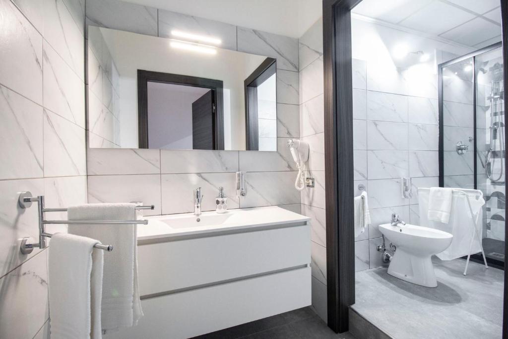 Royal Playa Suite and Apartament -private parking- self chek out - Resim 27