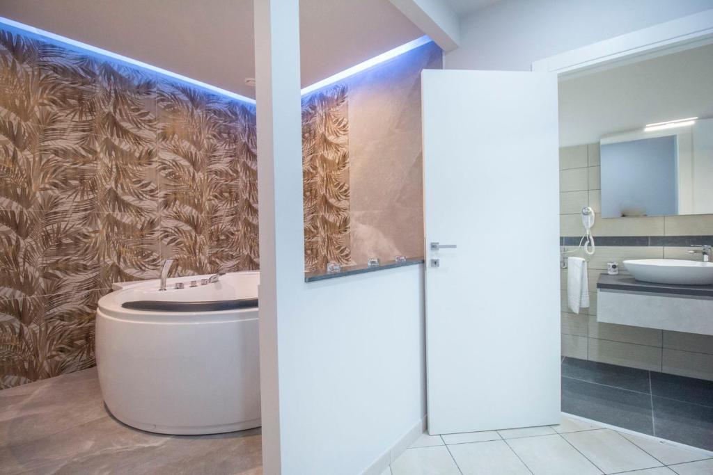 a bathroom with a toilet and a sink at Royal Playa Suite and Apartament -private parking- self chek out in Catania