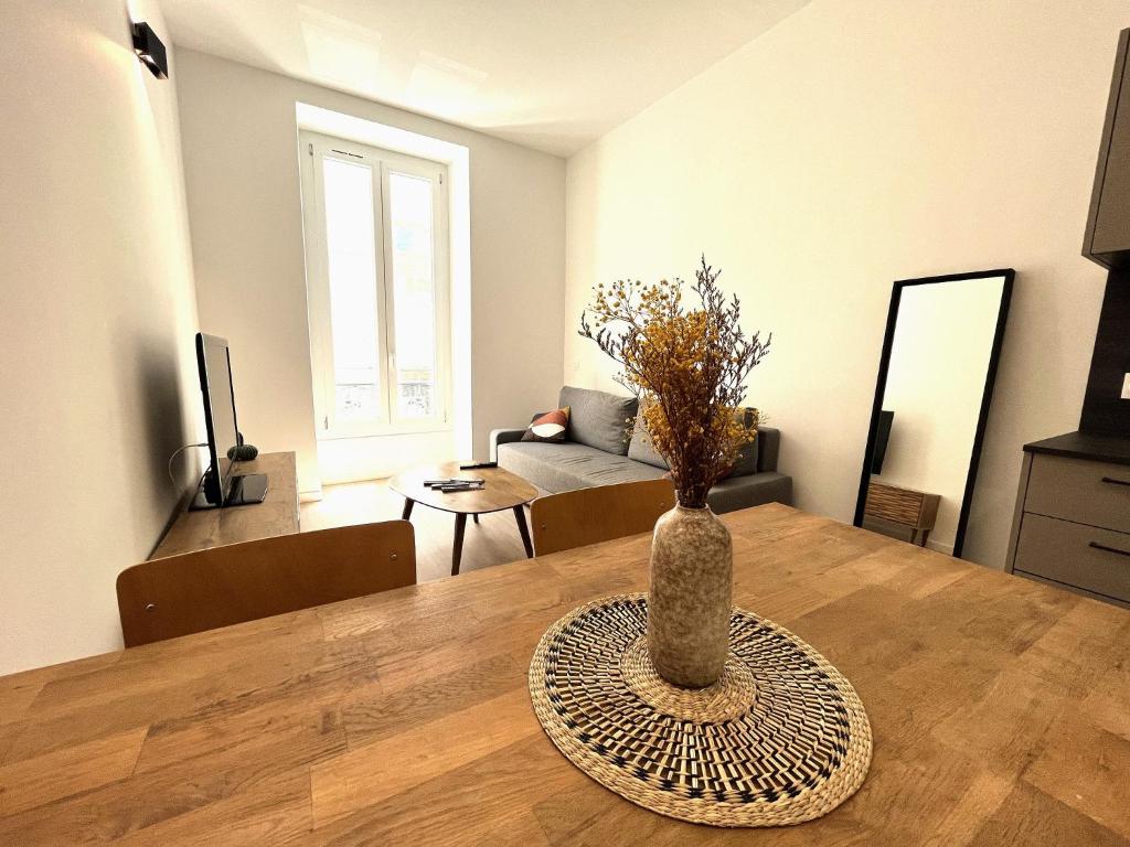 un vase assis sur une table dans un salon dans l'établissement Lamartine hypercentre 110, à Nice