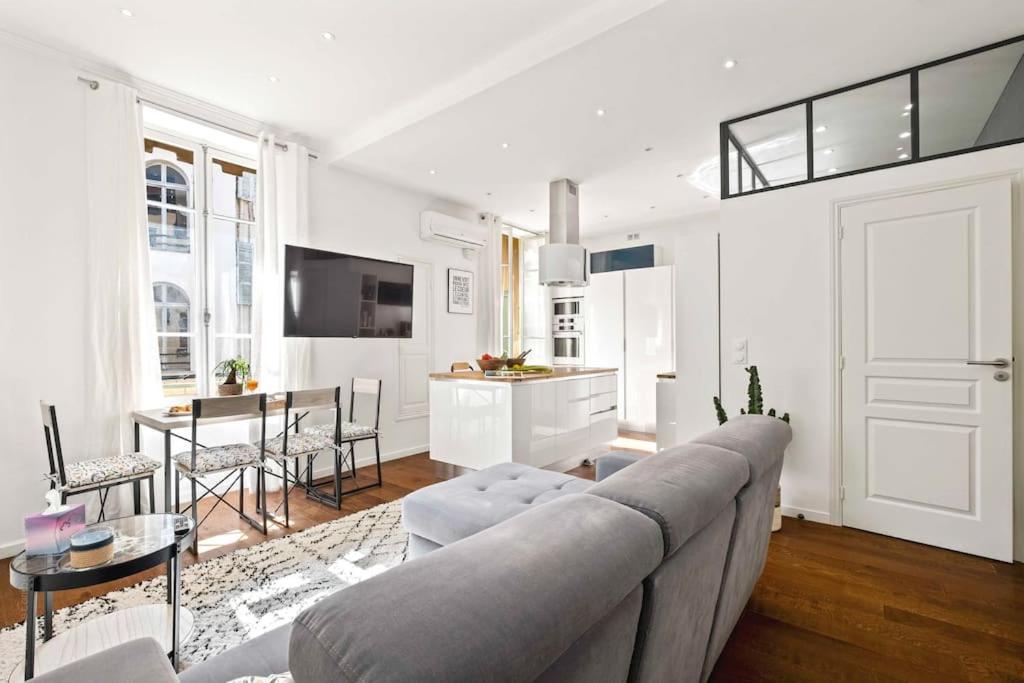 un salon avec un canapé et une table dans l'établissement La Cachette du Port! -Avec parking au Port de Nice, à Nice