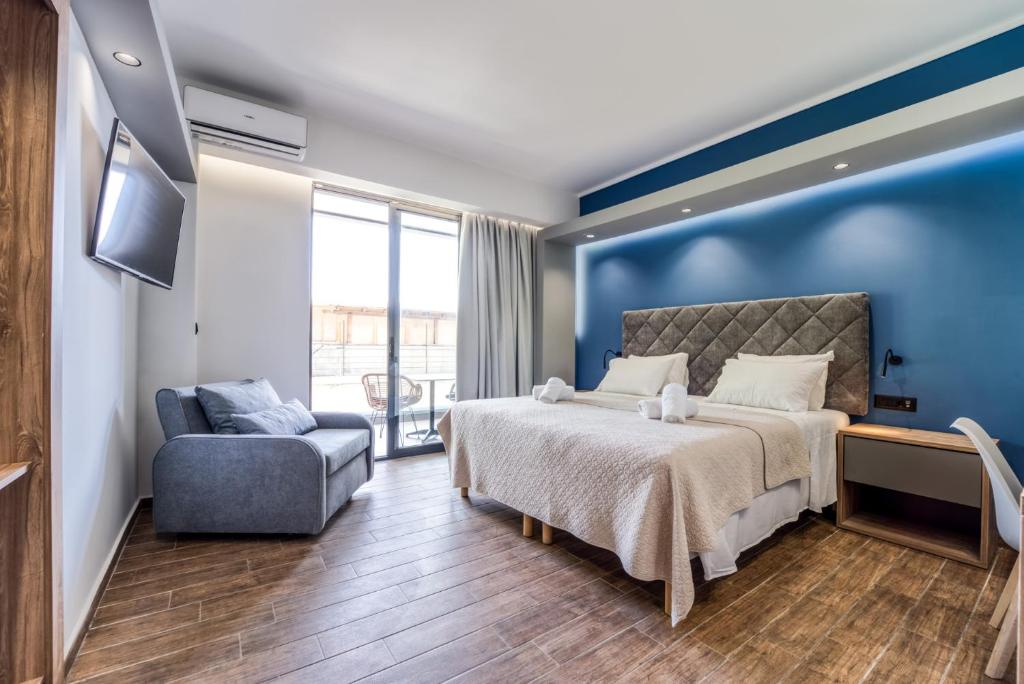 ein Hotelzimmer mit einem Bett und einem Stuhl in der Unterkunft Island City Boutique Hotel in Rhodos (Stadt)