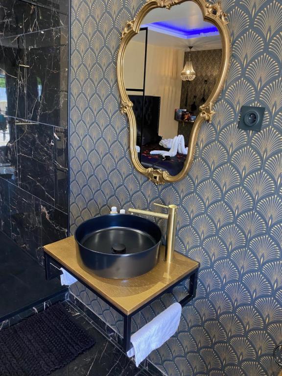 Fotografie z fotogalerie ubytování Désirs d'une nuit - Loveroom jacuzzi v destinaci Cagny