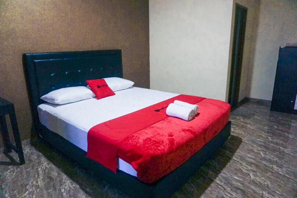 Postel nebo postele na pokoji v ubytování RedDoorz near Stasiun Kroya