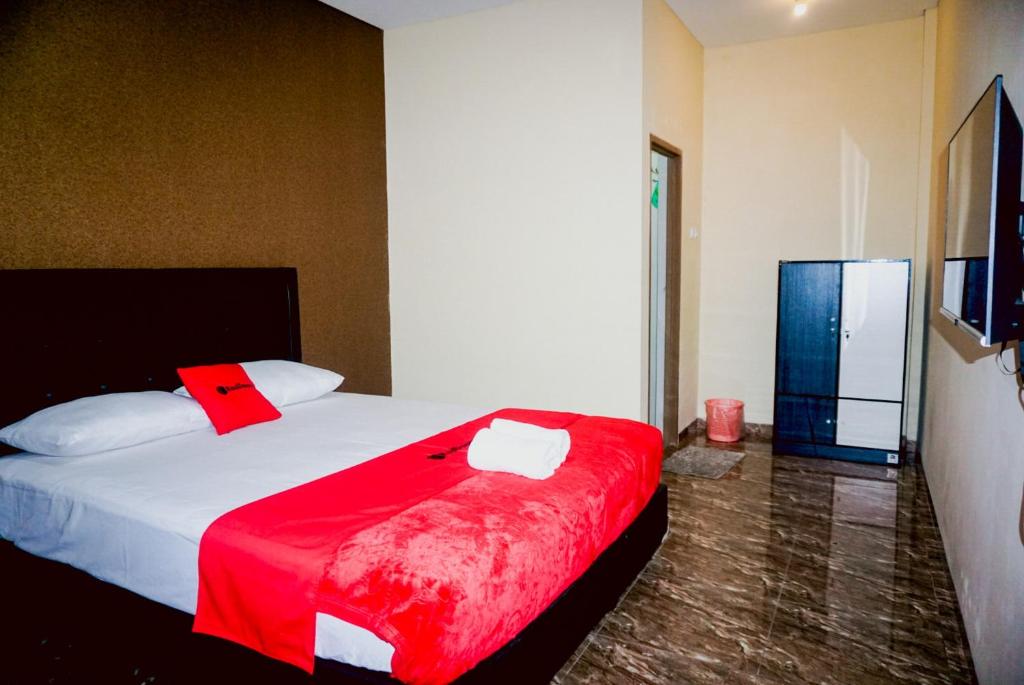 RedDoorz near Stasiun Kroya - Housity