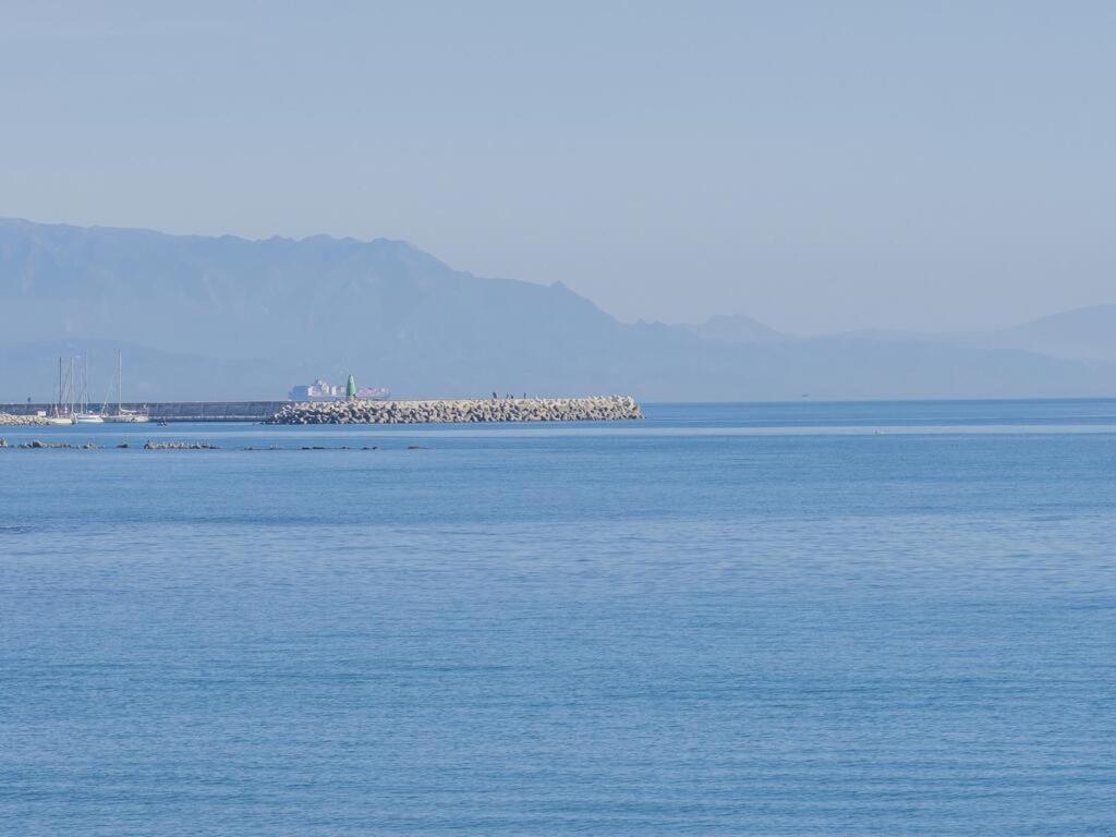 una gran masa de agua con una isla a lo lejos en FUNNY FRIENDLY FISH HOLIDAY APARTMENTS, en Benalmádena