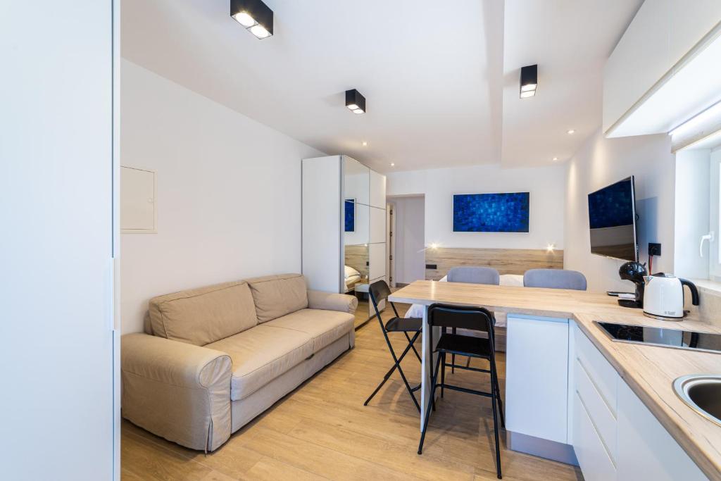 TV a/nebo společenská místnost v ubytování Apartments Ema