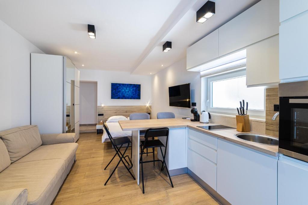 Kuchyň nebo kuchyňský kout v ubytování Apartments Ema