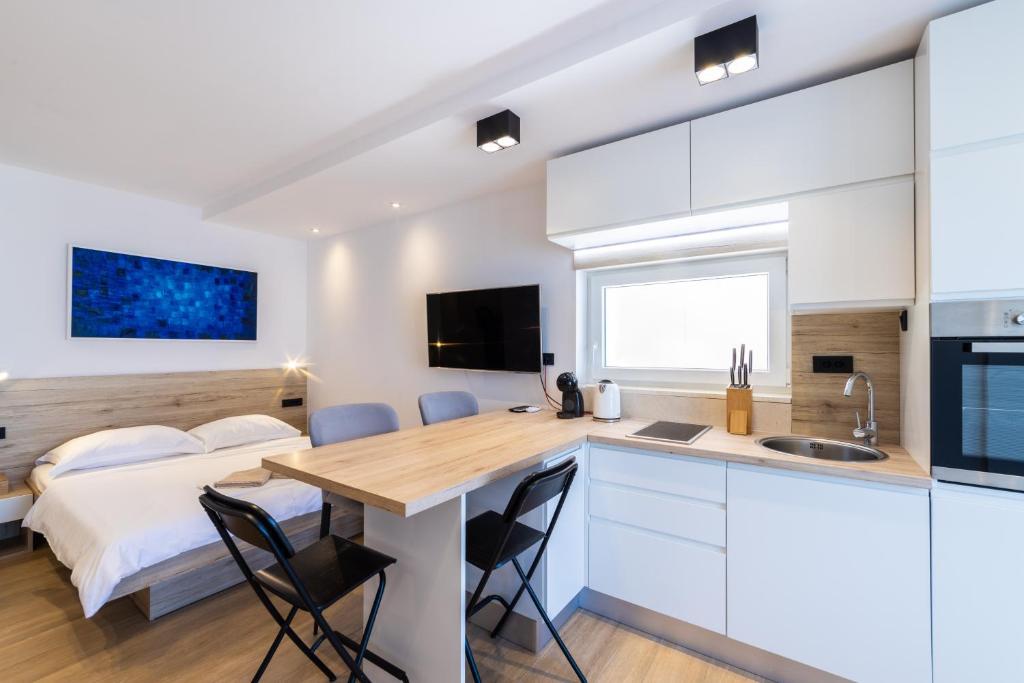 Kuchyň nebo kuchyňský kout v ubytování Apartments Ema