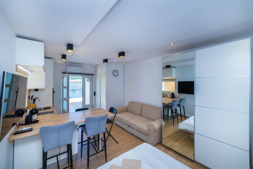 TV a/nebo společenská místnost v ubytování Apartments Ema