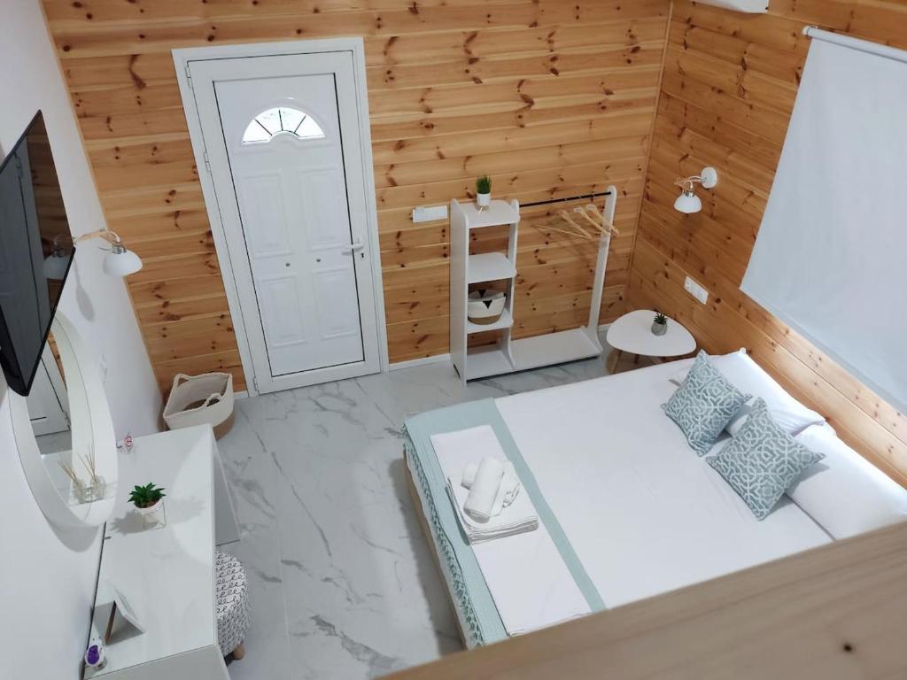 Habitación pequeña con cama y puerta en Elafonisos Loft A3, en Elafonisos