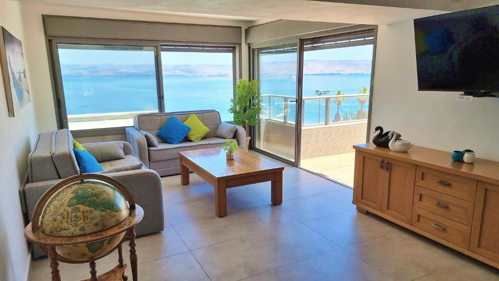 uma sala de estar com vista para o oceano em Galilee Triple Terrace em Tiberias