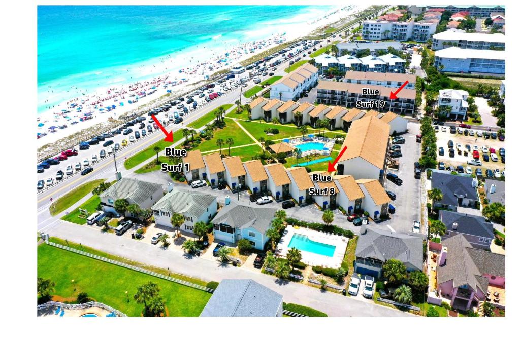 - une vue aérienne sur un complexe avec une plage dans l'établissement Blue Surf 1, à Destin