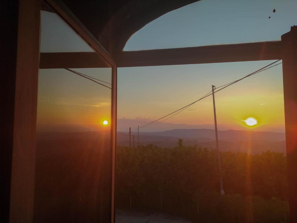 Východ nebo západ slunce při pohledu z bed and breakfast nebo okolí