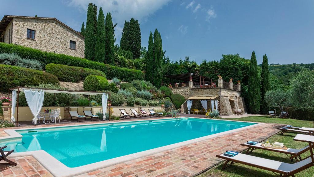 einen Pool vor einer Villa in der Unterkunft IL BORGO 16, Emma Villas in Assisi