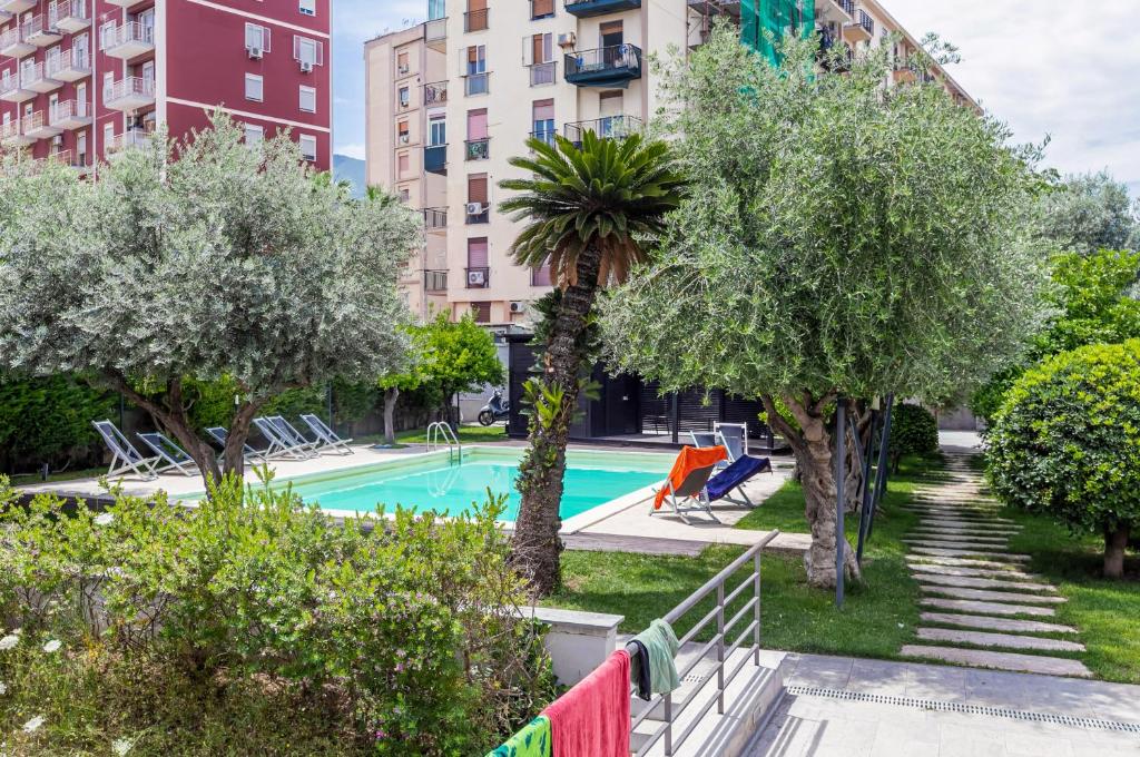 una piscina en un parque con árboles y edificios en Palermo Modern Apartment with Swimming Pool, en Palermo