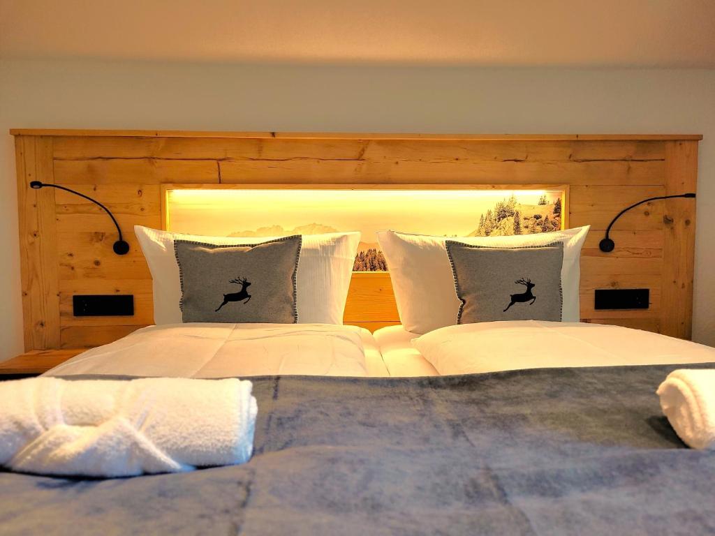 een slaapkamer met 2 bedden en een groot hoofdeinde bij Haus Denneberg in Oberstaufen