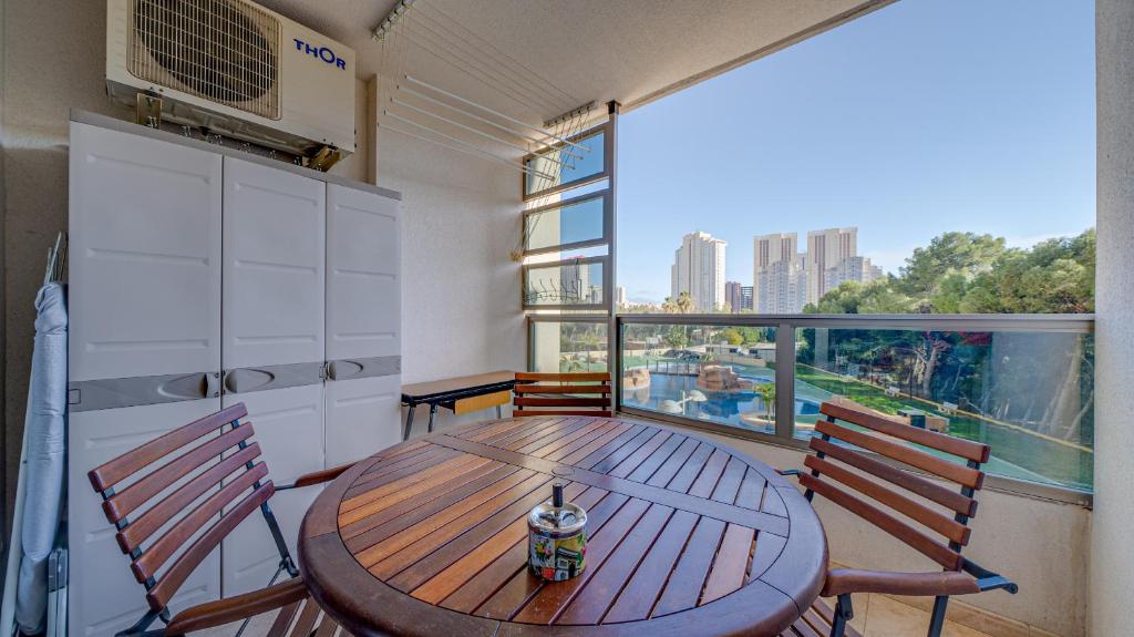 d'une salle à manger avec une table, des chaises et une fenêtre. dans l'établissement Apartamento La Cala Finestrat, à La Vila Joiosa