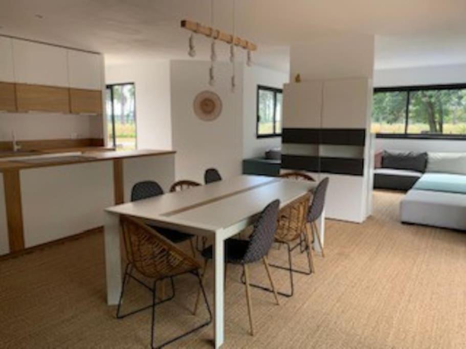 une cuisine et un salon avec une table et des chaises dans l'établissement Maison récente cazaux, à La Teste-de-Buch