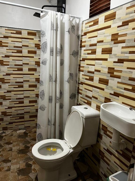 Un baño de The Backyard Inn