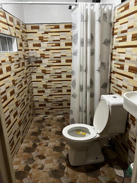 Un baño de The Backyard Inn