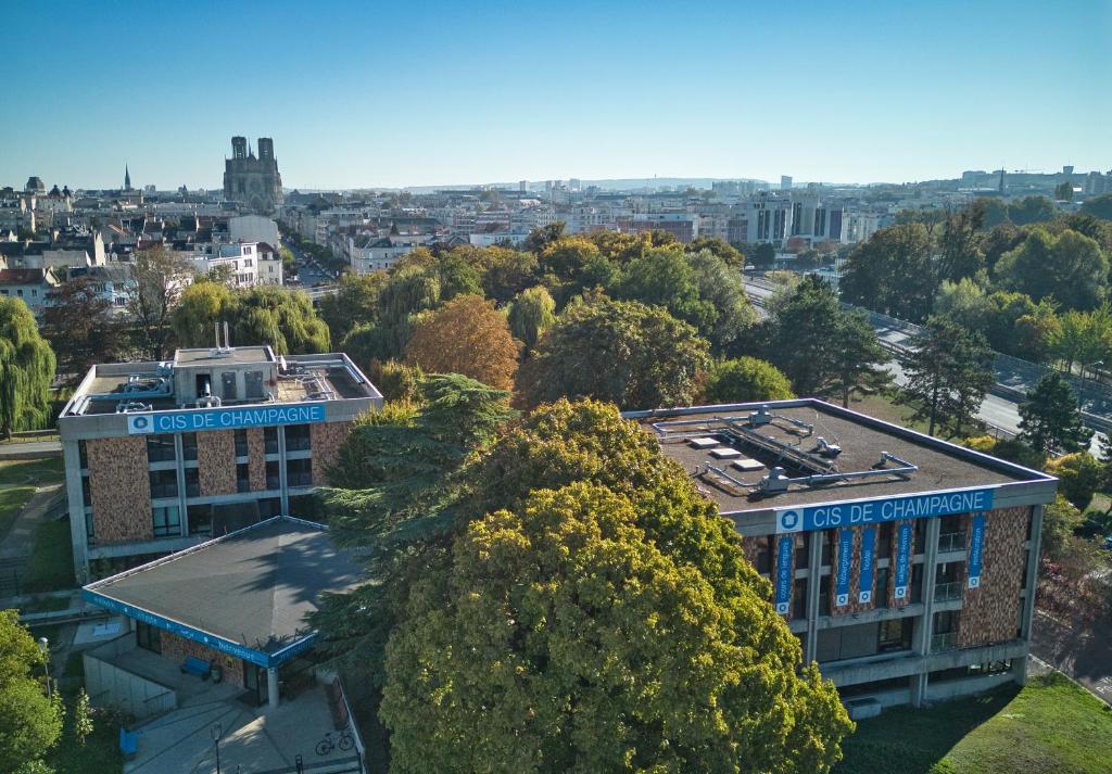 widok z powietrza na budynek uniwersytetu wymiaru sprawiedliwości w obiekcie CIS de Champagne - Ethic Etapes w mieście Reims