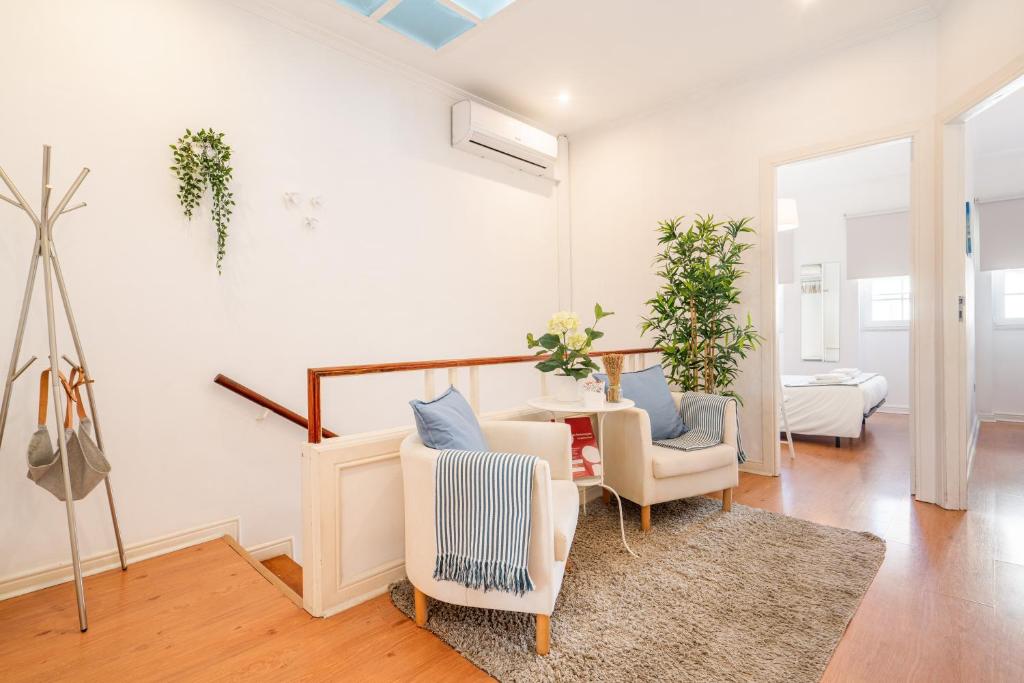 - un salon avec une table et des chaises dans l'établissement Covelo Park Apartment, à Porto
