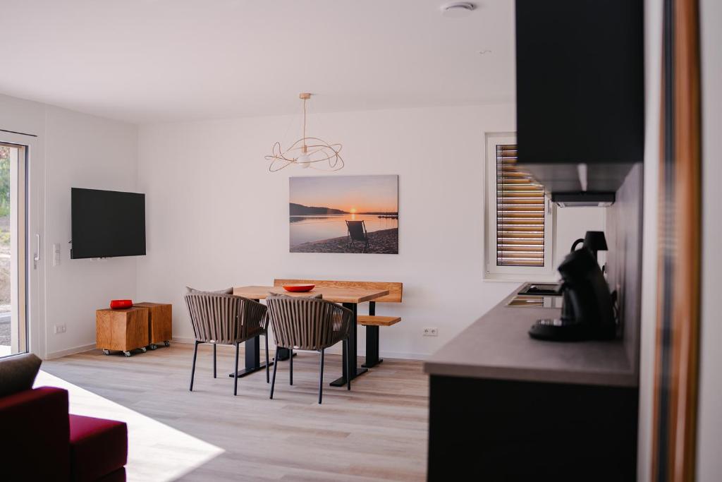 TV a/nebo společenská místnost v ubytování Ferienapartments Seepark Möhnesee